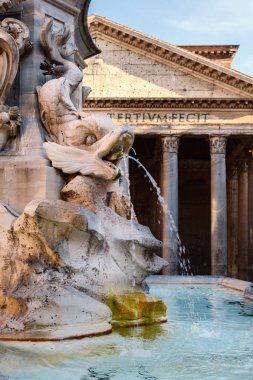 Gün batımında Roma'da Pantheon yanında eski çeşme