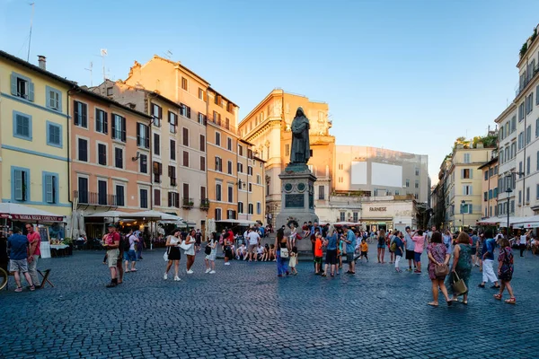 Campo dei fiori mit der Statue von Giordano Bruno im Zentrum Roms — Stockfoto