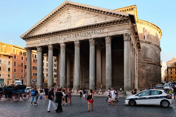 Tourists and locals next to the Pantheon in central Rome — Stock Photo, Image