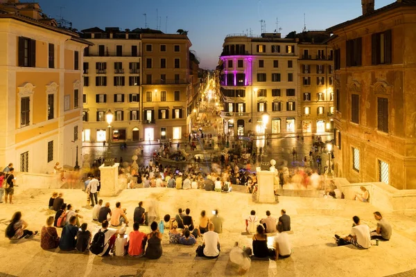 Piazza di spagna und central rom in der nacht von der spanischen treppe — Stockfoto