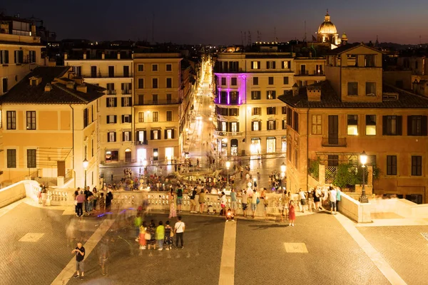 Blick auf die Piazza di Spagna und das Zentrum Roms bei Nacht von der spanischen Treppe aus — Stockfoto