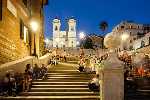 Die spanischen treppen in central rom nachts beleuchtet — Stockfoto