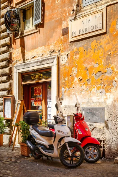 Tipica scena di strada a Roma con scooter su una vecchia strada stretta — Foto Stock