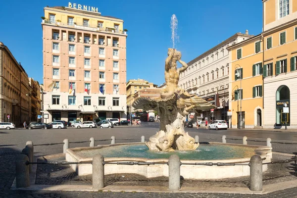 A Fonte de Tritão na Piazza Barberini, no centro de Roma — Fotografia de Stock