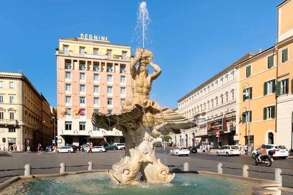 A Fonte de Tritão na Piazza Barberini, no centro de Roma — Fotografia de Stock