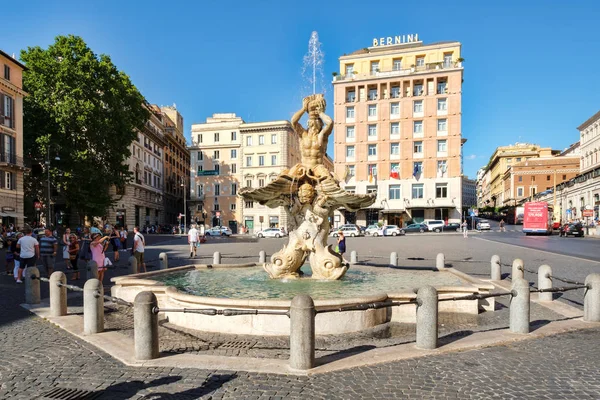 A Fonte de Tritão na Piazza Barberini, no centro de Roma — Fotografia de Stock