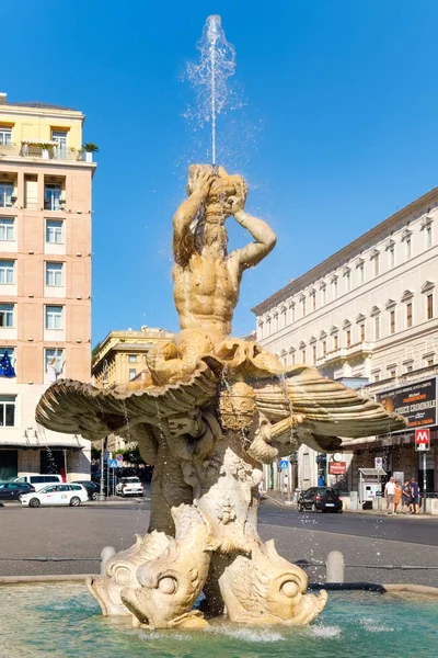 A Fonte de Tritão na Piazza Barberini, no centro de Roma — Fotografia de Stock