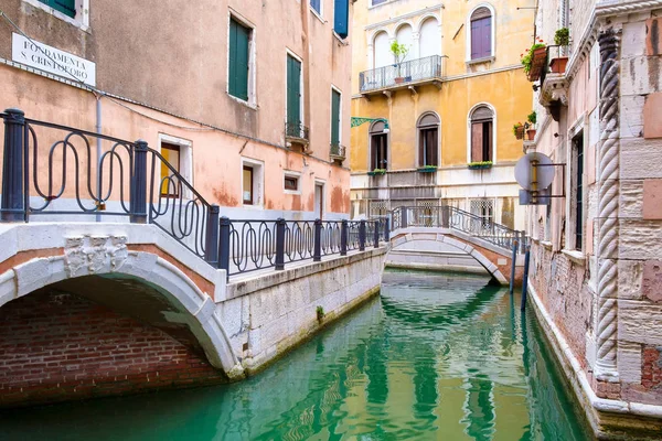 Canal étroit et petit pont dans la ville de Venise, Italie — Photo