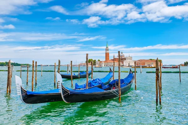 Góndolas tradicionales atracadas en el Gran Canal junto a la Plaza de San Marcos en Venecia — Foto de Stock