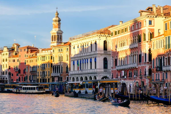 Gondeln und Vaporetti auf dem Canal Grande in Venedig — Stockfoto