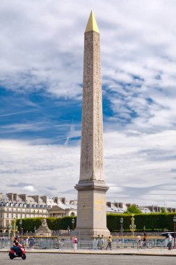 Place de la Concorde ve Luxor Dikilitaş Paris'te bir yaz gününde