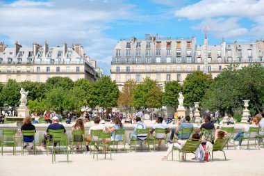 Tuileries Garden güzel bir yaz günü Paris'te rahatlatıcı Parisians