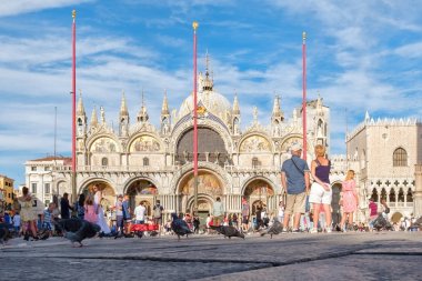St Mark's meydanından turist ve Venedik güvercinler ile