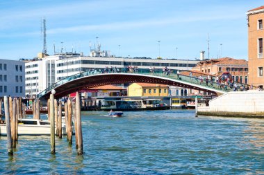 Grand Canal Venedik modern Anayasa köprüden