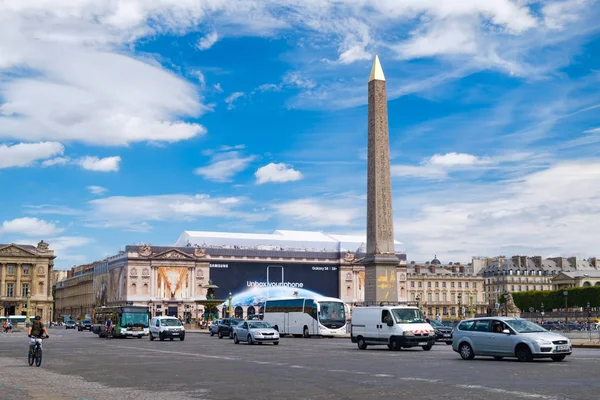 De Place de la Concorde en de Obelisk van Luxor op een zomerdag in Parijs — Stockfoto