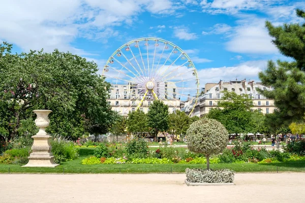 De Tuileries tuin op een mooie zomerdag in Parijs — Stockfoto