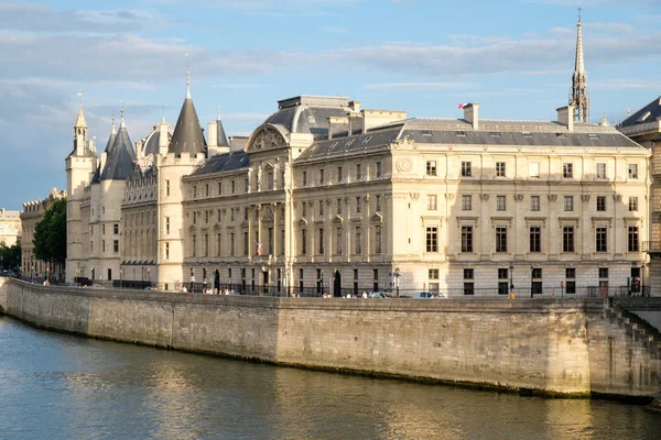 De Concergierie, een voormalig Koninklijk Paleis en de gevangenis in Parijs — Stockfoto