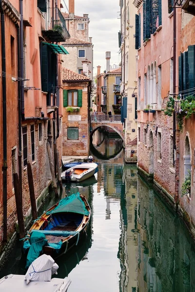 Enger Kanal in Venedig, umgeben von alten Gebäuden — Stockfoto