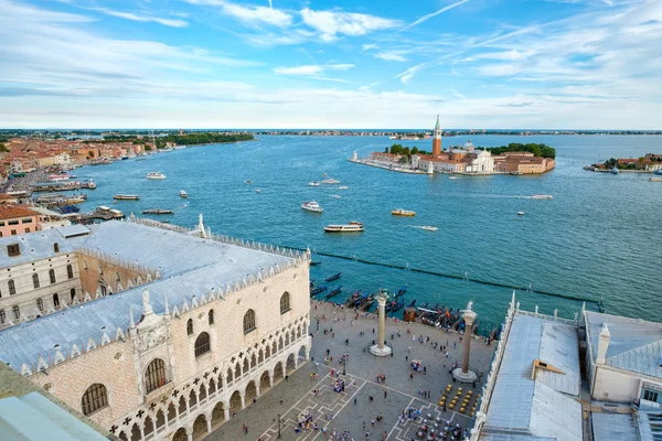 Vista aérea del Palacio Ducal, Piazza San Marco y la ciudad de Venecia — Foto de Stock