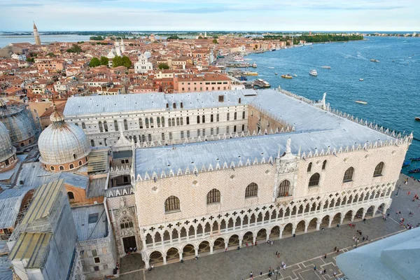 Weergave van het Dogenpaleis en de stad Venetië in Italië — Stockfoto