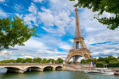 Eyfel Kulesi ve Paris bir yaz gününde Seine Nehri