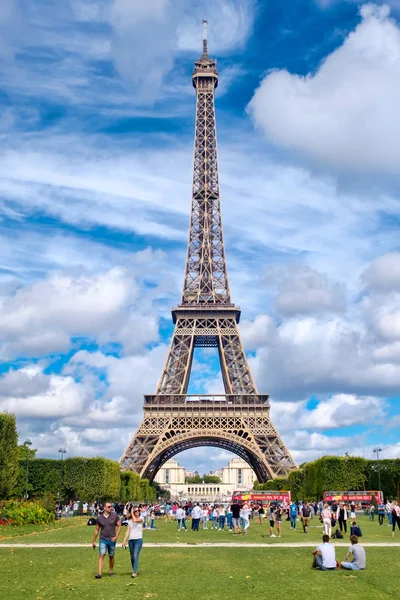 Az Eiffel-torony és a turisták, a Champ de Mars egy nyári napon Párizsban — Stock Fotó