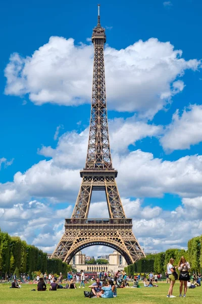 Az Eiffel-torony és a turisták, a Champ de Mars egy nyári napon Párizsban — Stock Fotó