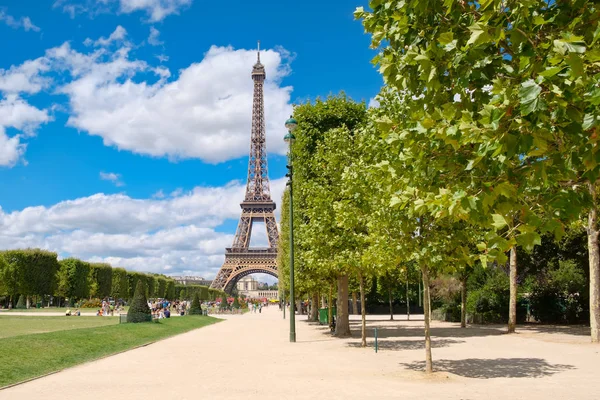 Az Eiffel-toronytól és a Champ de Mars egy nyári napon Párizsban — Stock Fotó