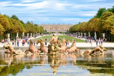 Apollo Çeşmesi ve Versay Sarayı Paris yakınlarındaki bahçelere