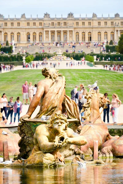 A famosa Fonte Apollo no terreno do Palácio de Versalhes — Fotografia de Stock