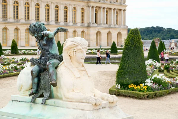 Os jardins do Palácio Real de Versalhes perto de Paris — Fotografia de Stock