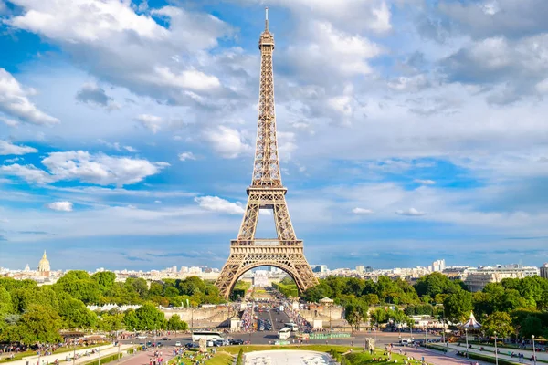 A Torre Eiffel em um belo dia de verão em Paris — Fotografia de Stock