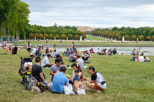 Visitantes acampando en los jardines del Palacio de Versalles cerca de París — Foto de Stock