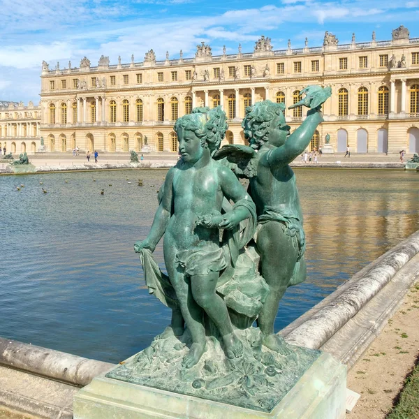 O Palácio Real de Versalhes perto de Paris em um belo dia de verão — Fotografia de Stock