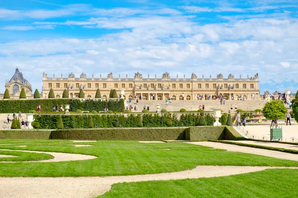 Os jardins do Palácio Real de Versalhes perto de Paris, na França — Fotografia de Stock