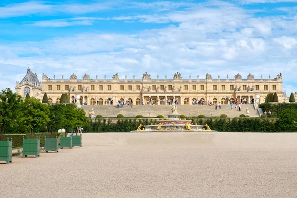 O Palácio Real de Versalhes perto de Paris, na França, em um dia ensolarado de verão — Fotografia de Stock