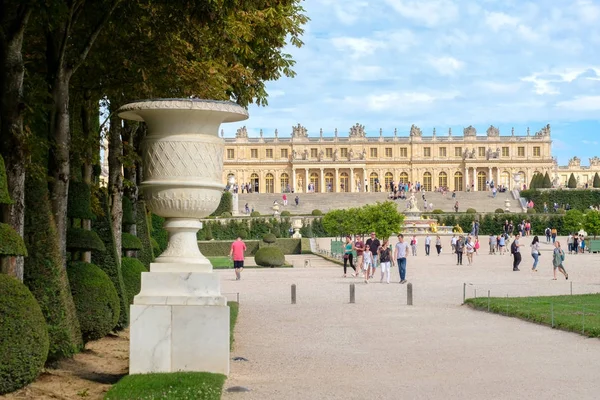 O Palácio Real de Versalhes perto de Paris, na França, em um belo dia de verão — Fotografia de Stock