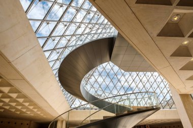 Hall Paris Louvre Müzesi'nde cam piramit altında