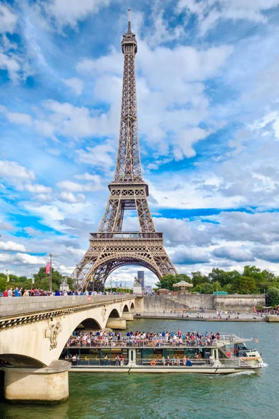 Eyfel Kulesi ve bir yaz gününde Paris'te Seine Nehri — Stok fotoğraf