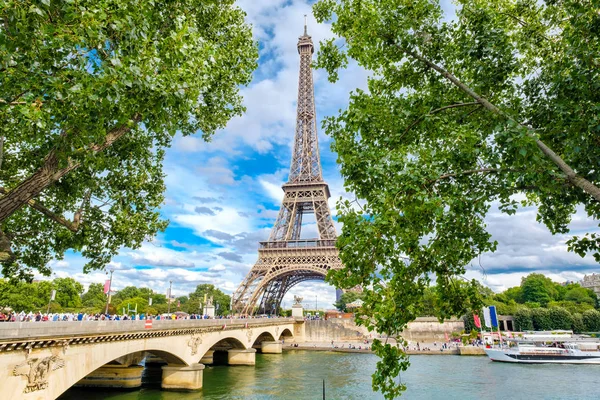 夏の日にパリのセーヌ川とエッフェル塔 — ストック写真