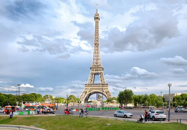 A forgalom mellett az Eiffel-torony Párizsban Utcakép — Stock Fotó