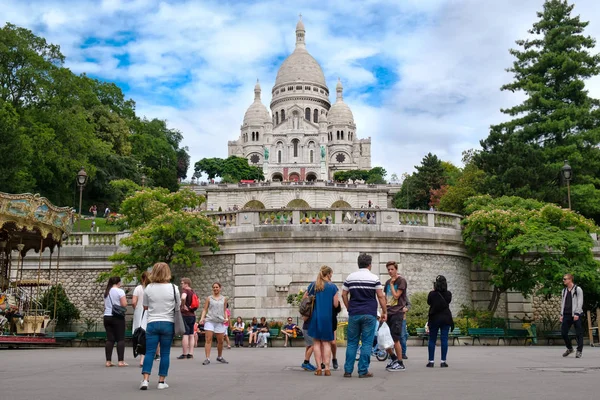 Toeristen bij de Sacre Coeur basiliek in Montmartre — Stockfoto