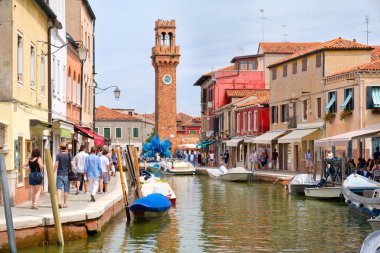 Saat Kulesi, renkli evler ve Murano Adası Venedik yakınındaki kanalda