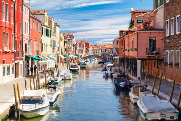 Bunte alte Häuser und Brücke über den Kanal auf der Insel Murano in der Nähe von Venedig — Stockfoto