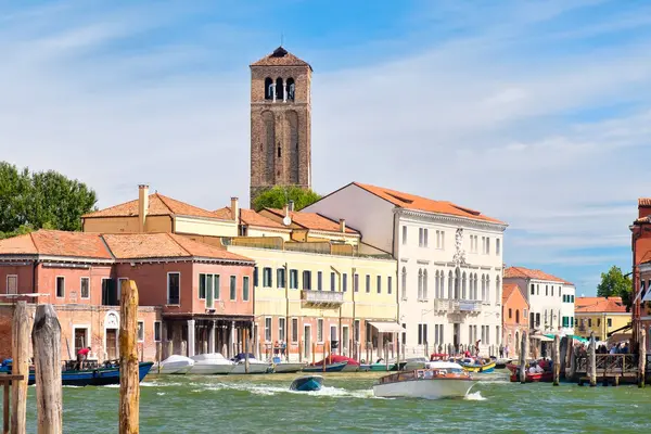 Casas antiguas y barcos en los canales de la isla de Murano cerca de Venecia — Foto de Stock