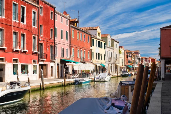 Bunte alte Häuser neben dem Kanal auf der Insel Murano in der Nähe von Venedig — Stockfoto
