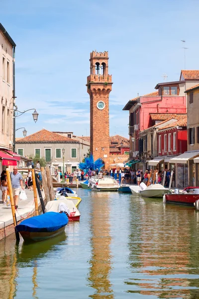 Torre del reloj, casas coloridas y canal en la isla de Murano cerca de Venecia — Foto de Stock