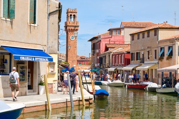 Torre del reloj, casas coloridas y canal en la isla de Murano cerca de Venecia — Foto de Stock