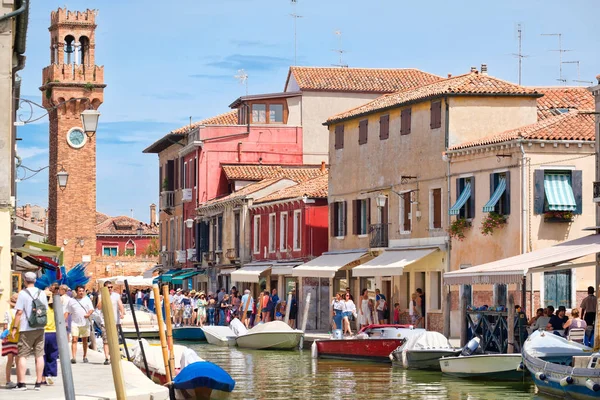Torre del reloj, casas coloridas y canal en la isla de Murano cerca de Venecia — Foto de Stock