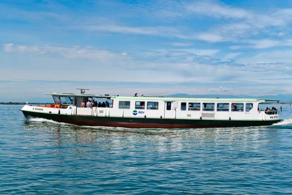 Vaporetto or water bus on the lagoon of Venice, Italy — Stock Photo, Image